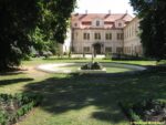 kašna před budovou zámku Loučeň