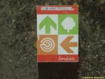 Labyrintárium Loučeň - značení stezek - rovně dendrologická, vlevo labyrintáriem