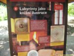 Labyrintárium Loučeň - na osmém zastavení naučné stezky se dozvíme, kdy se poprvé objevily labyrinty v knihách