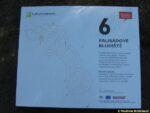 Labyrintárium Loučeň - informační panel u palisádového bludiště