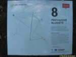 Labyrintárium Loučeň - informační panel u provazového bludiště, kde si můžete ověřit svou rychlost a mrštnost