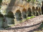 Vinořský park - vytesané výklenky nad rybníkem U Kamenného stolu