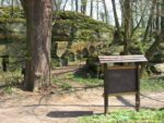 Vinořský park - vytesané výklenky nad rybníkem U Kamenného stolu