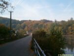 hráz Jevanského rybníka, v pozadí Voděradské bučiny
